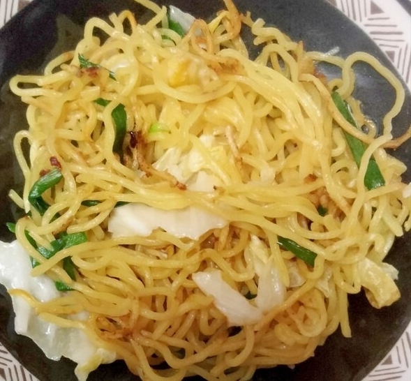 生中華麺で！ごま油香るキャベツと韮との塩焼きそば