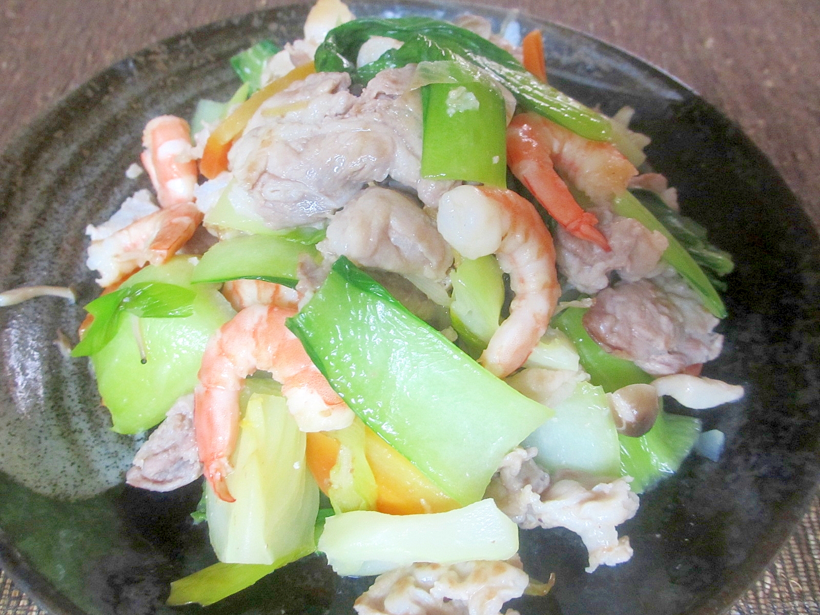エビと豚肉、チンゲン菜の塩麹炒め