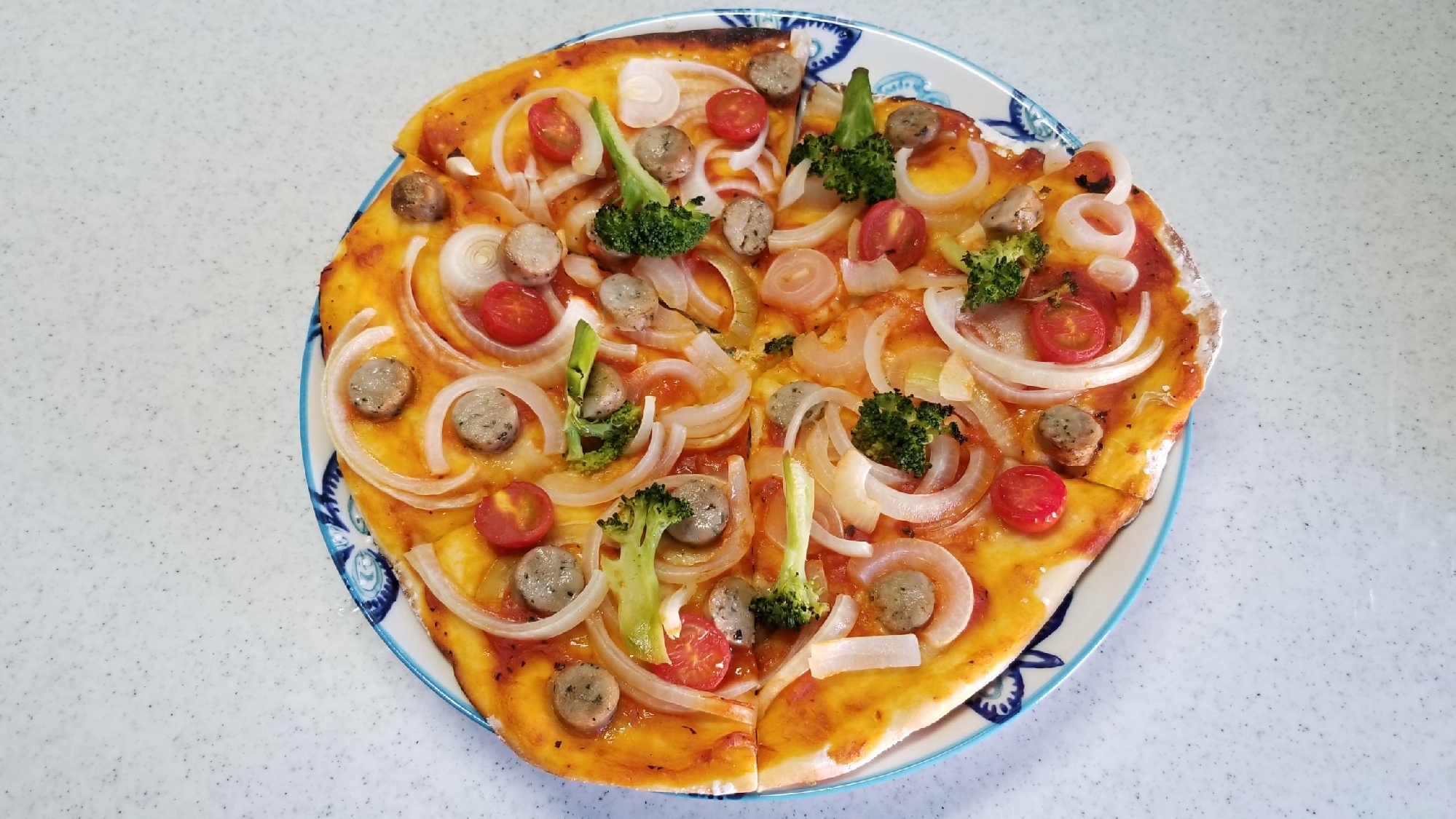 ソーセージとミニトマトと玉葱ブロッコリーの【ピザ】