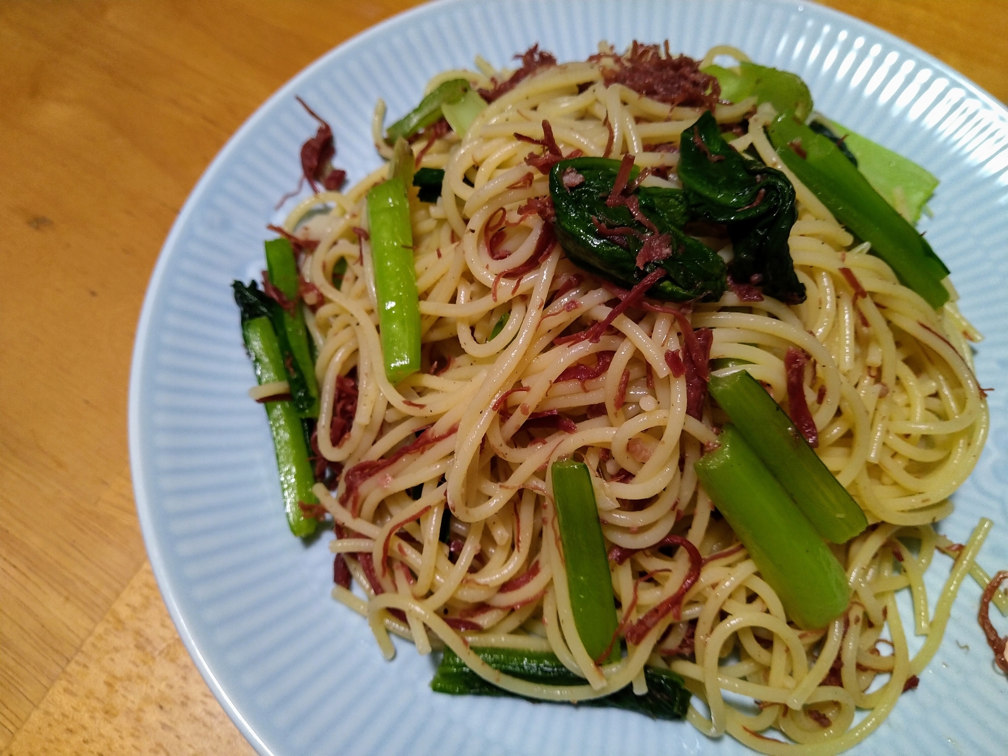 コンビーフと小松菜のパスタ