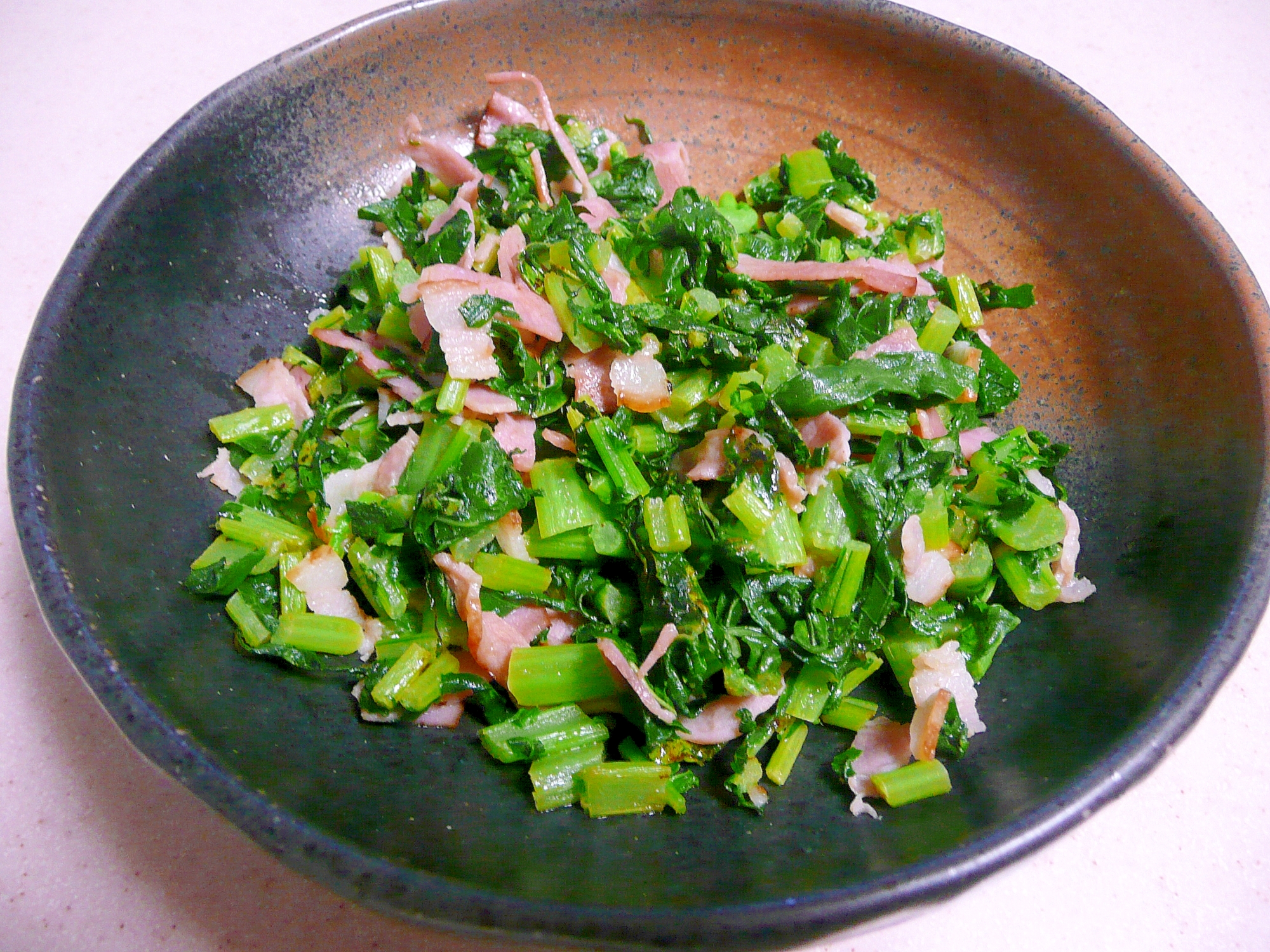 器に盛られた大根の葉とベーコンのソテー