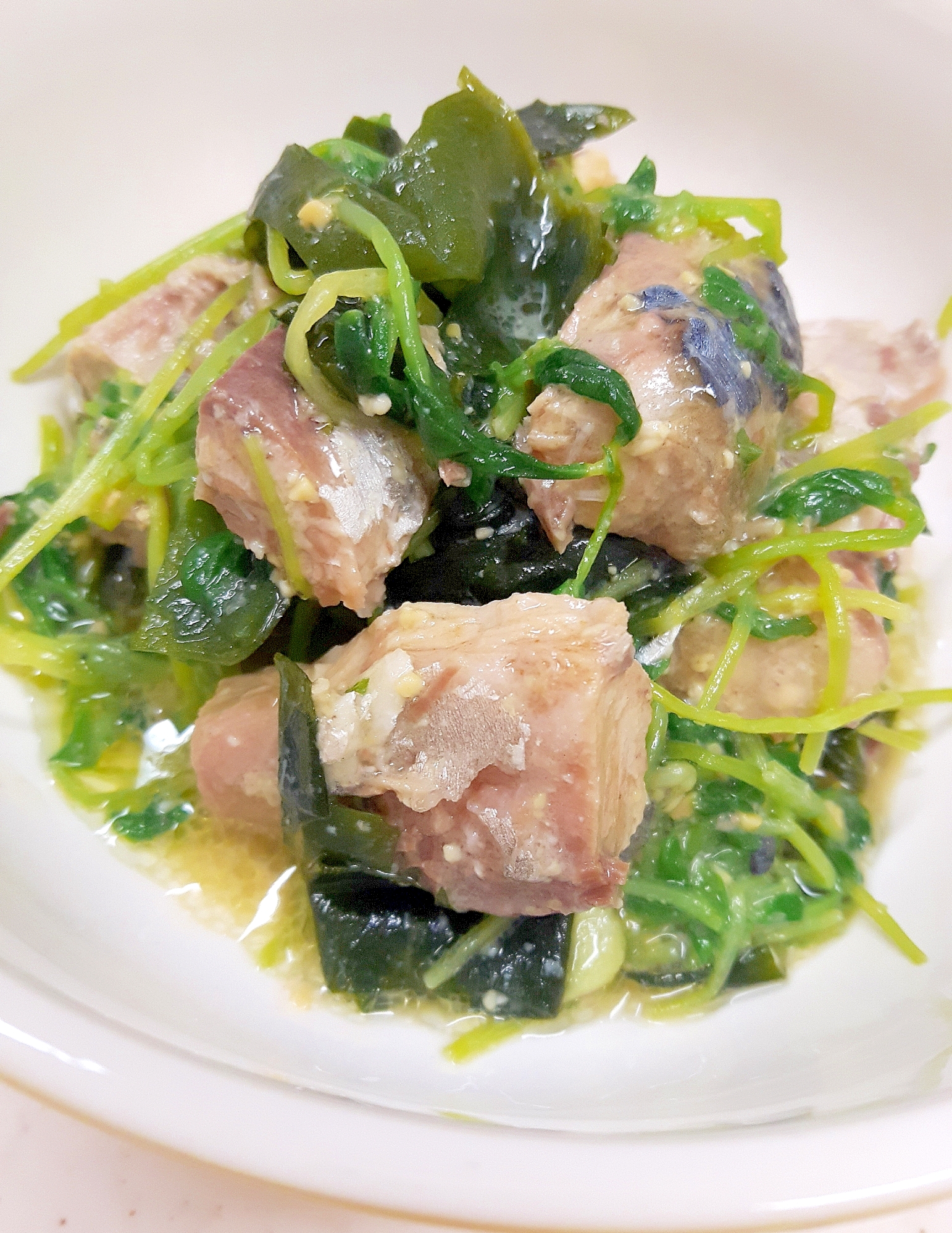 子供が喜ぶ(^^)サバ水煮缶と豆苗の味噌サラダ♪