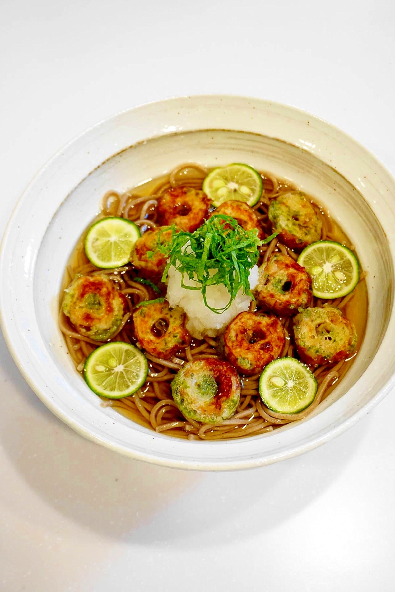 冷たいつゆに絡んだ磯部揚げが美味！冷やしちくわ蕎麦