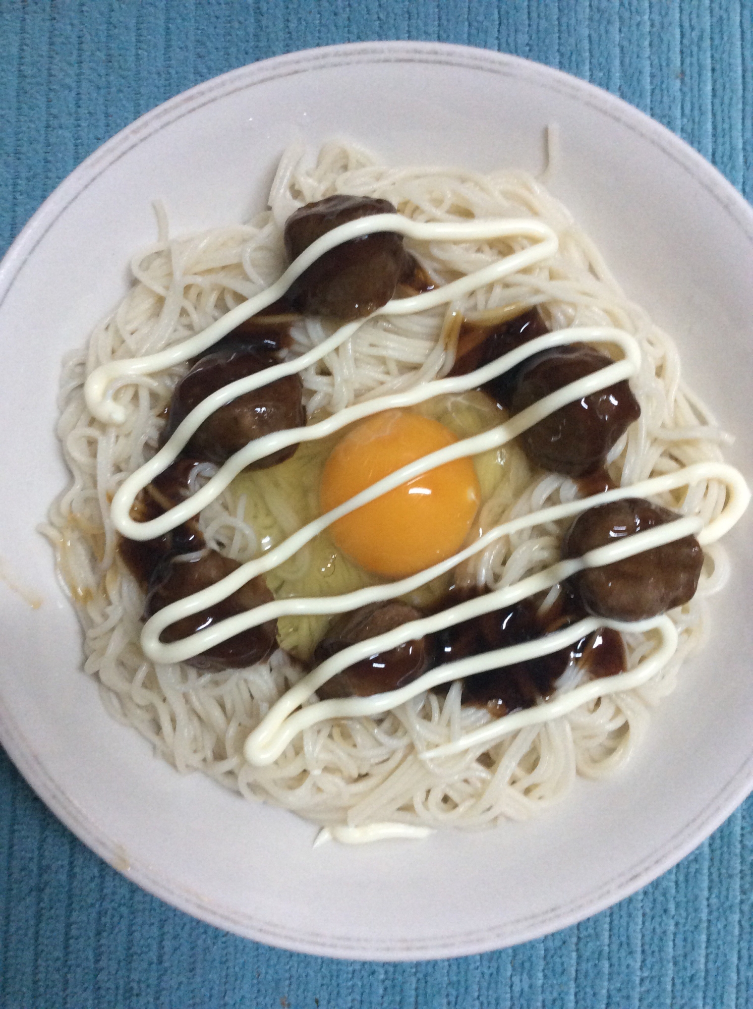 ミートボール乗せ♪釜玉そうめん