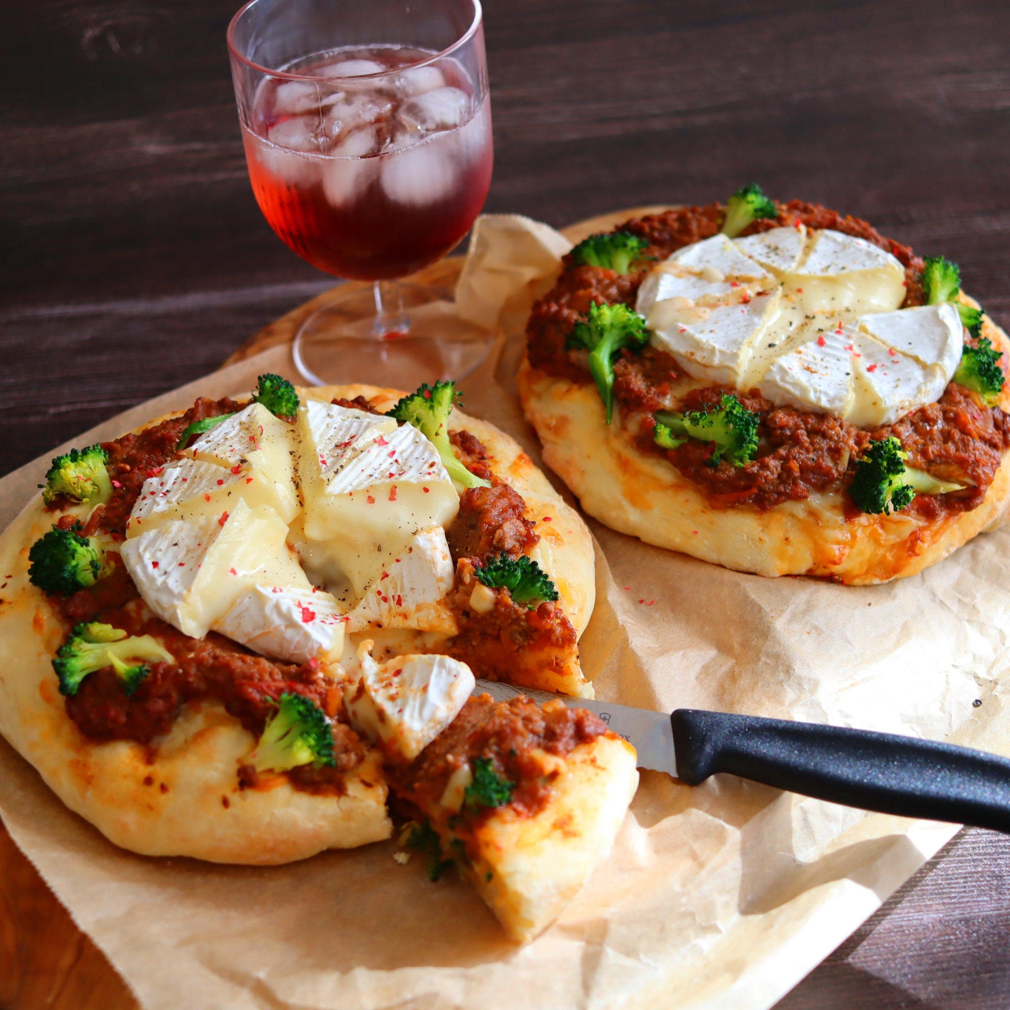 国産チーズがとろーり♪ひき肉とカマンベールのピザ