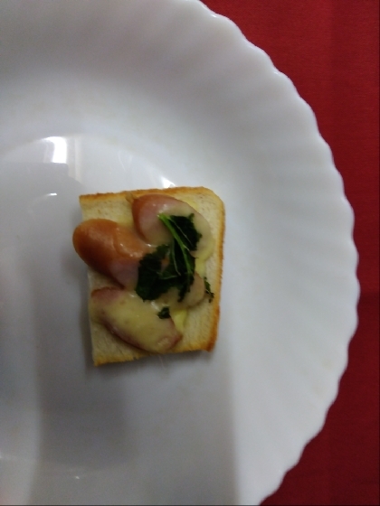 ソーセージとほうれん草のチーズトースト