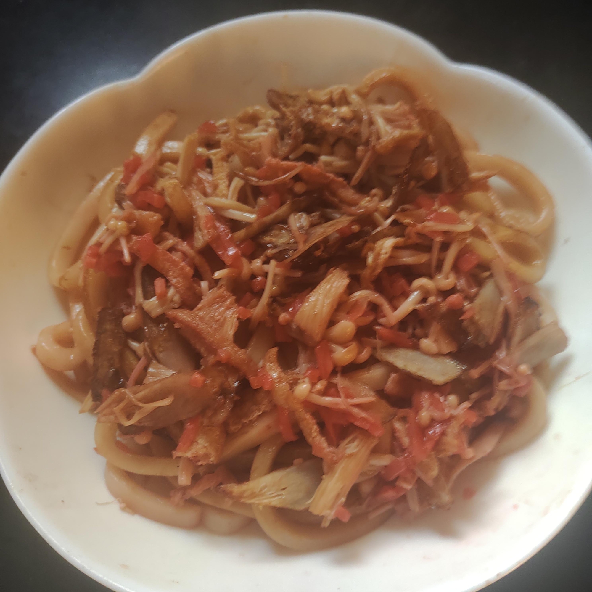 ごぼう、えのき、油揚げの紅生姜焼きうどん