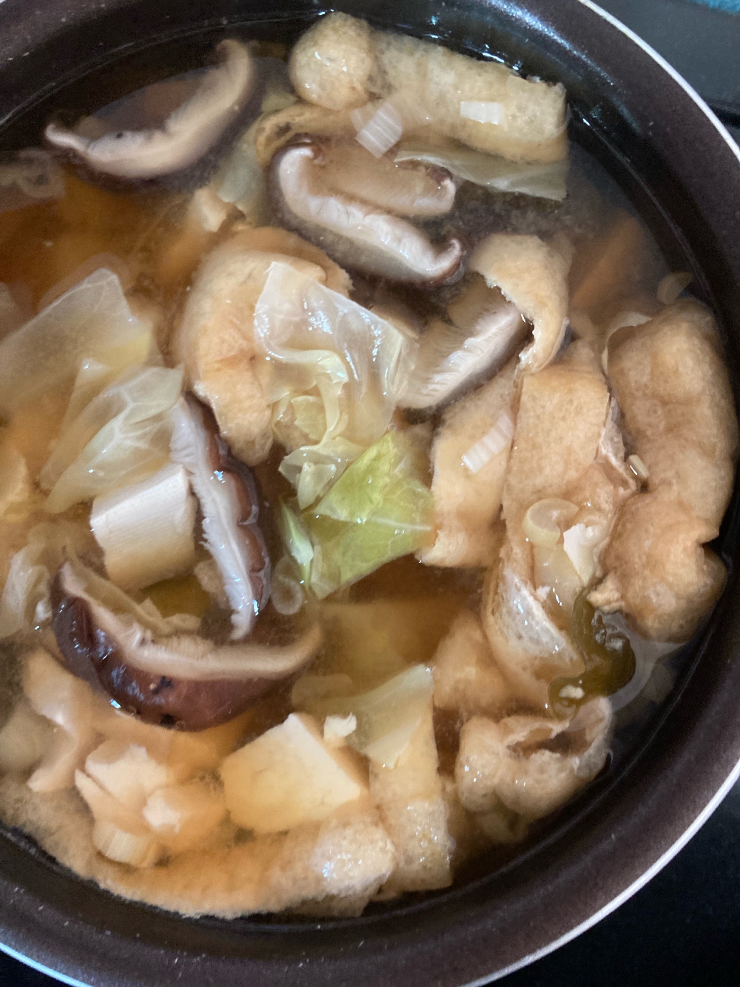 椎茸とキャベツと油揚げ味噌汁