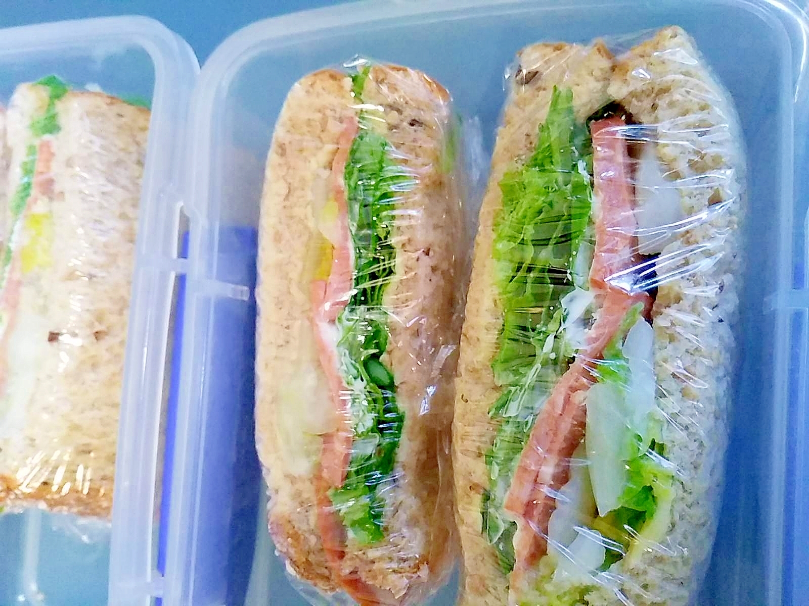 お弁当にサラミ野菜サンドイッチ