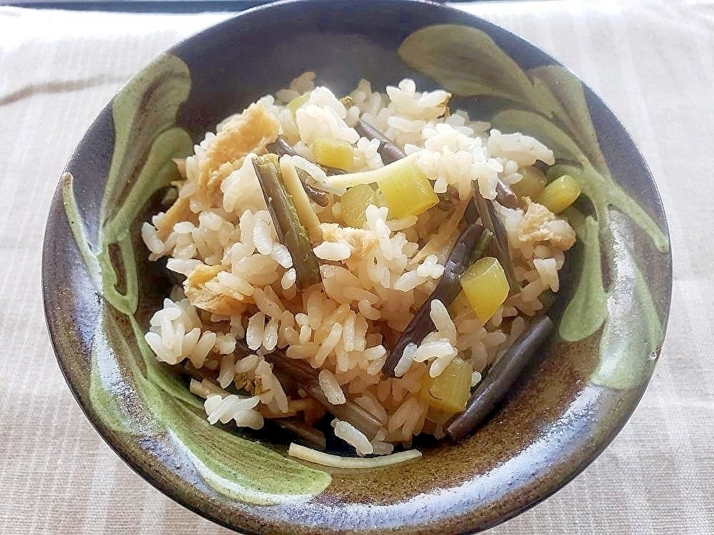 素朴な味わい つわぶきとわらびの山菜炊き込みご飯