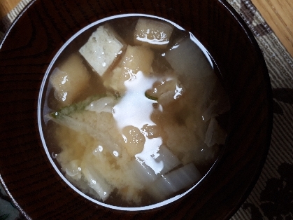 キャベツと油揚げキムチの味噌汁