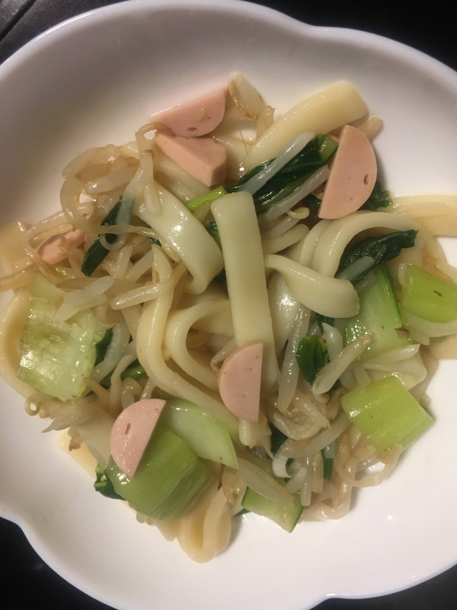 チンゲン菜、魚肉ソーセージ、きしめんの焼うどん