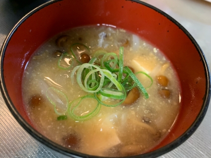 たまねぎたっぷりのなめこ豆腐味噌汁♪