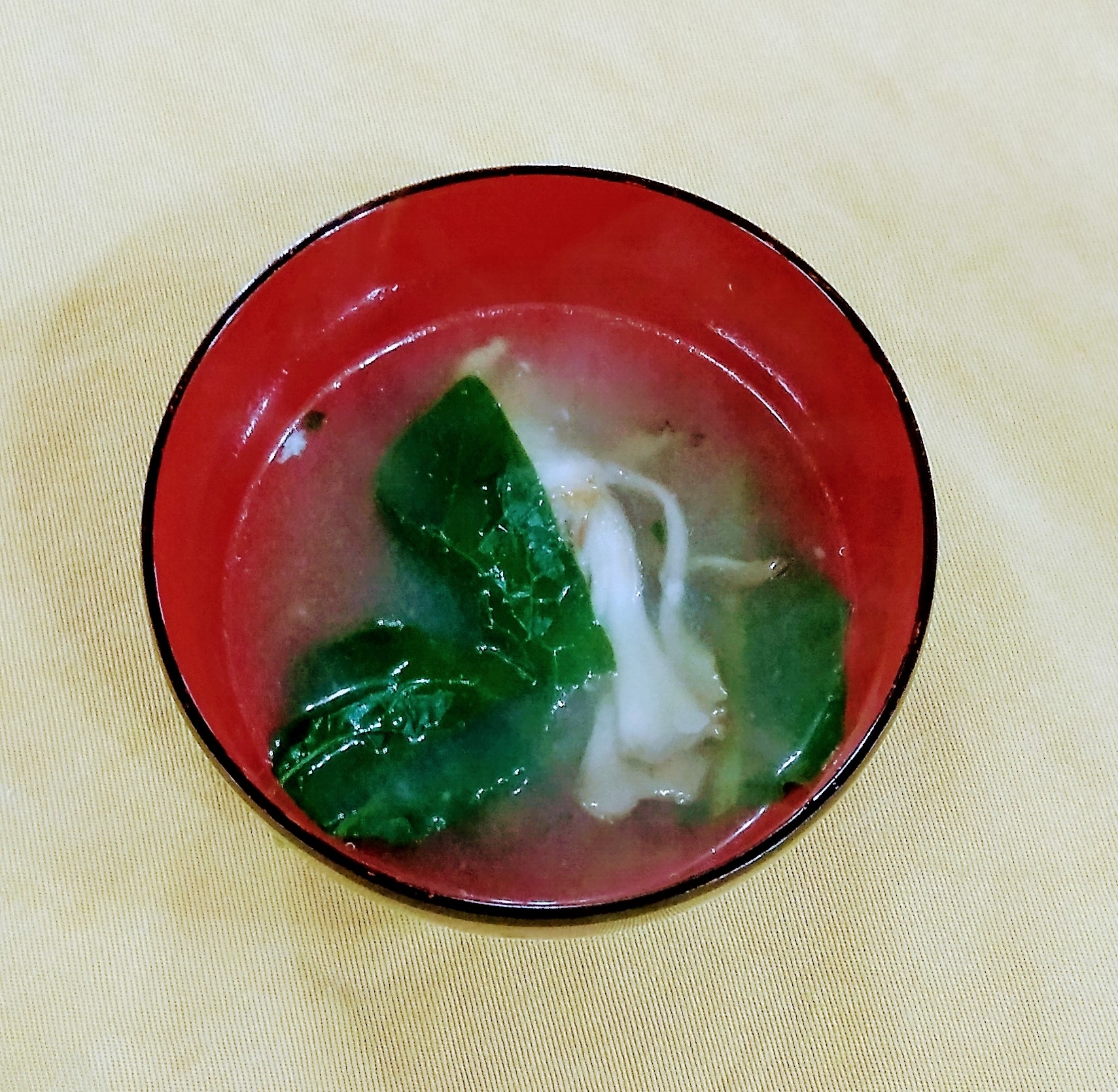 舞茸とほうれん草の味噌汁