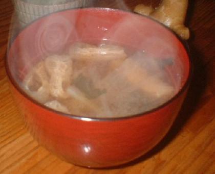 いつものお味噌汁にすりおろした生姜をたっぷり入れました。
寒い夜のお味噌汁にはこれが一番ですね。活用します！