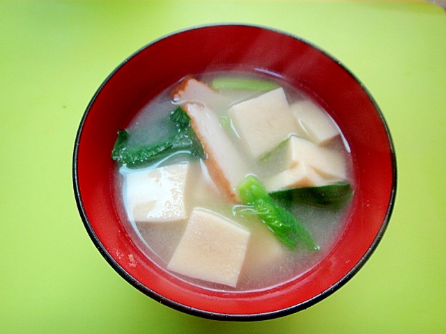 高野豆腐とさつま揚げ小松菜の味噌汁