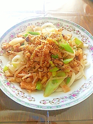 野菜でお腹イッパイに☆きつね味噌あんかけうどん