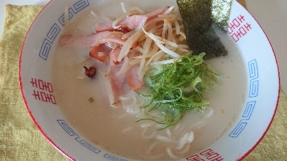 トッピングもやしでとんこつラーメン