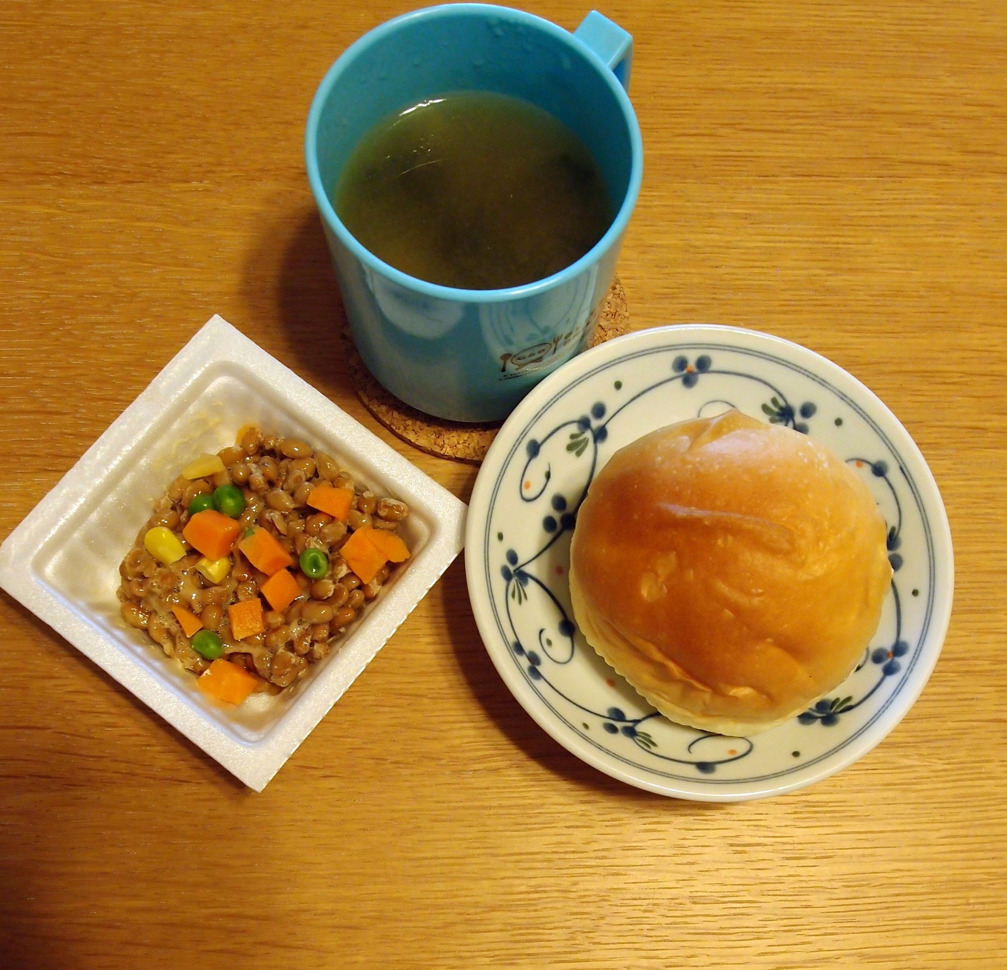 ロールパンとカラフル納豆とお味噌汁の簡単ランチ