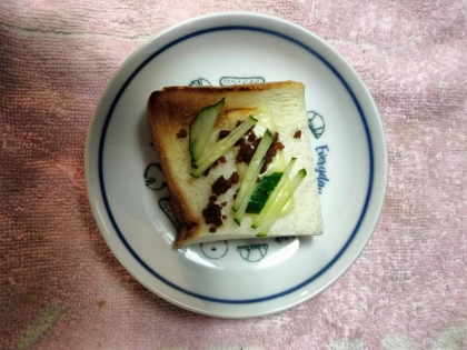 チーズトーストアレンジ 鶏そぼろ&貝割れ菜