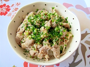 塩麹と豚こま肉でネギ塩丼☆コンビニ弁当風