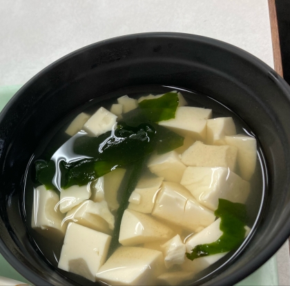 白味噌で作るお豆腐とワカメのお味噌汁