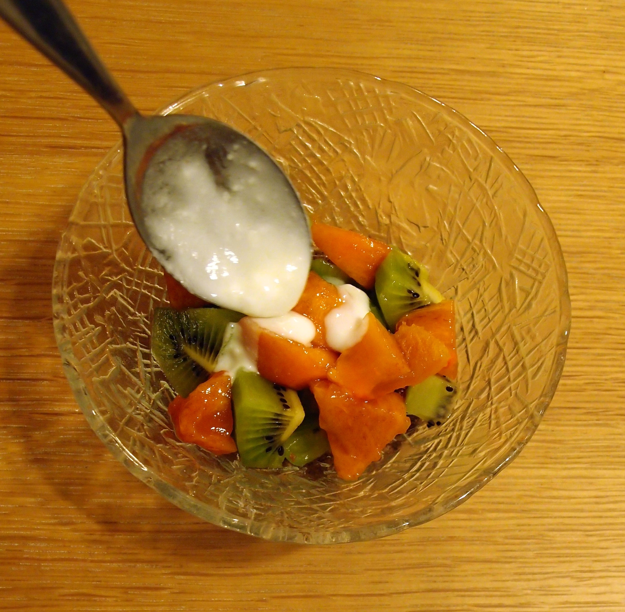 ヨーグルトソースで食べるキウイと柿のサラダ