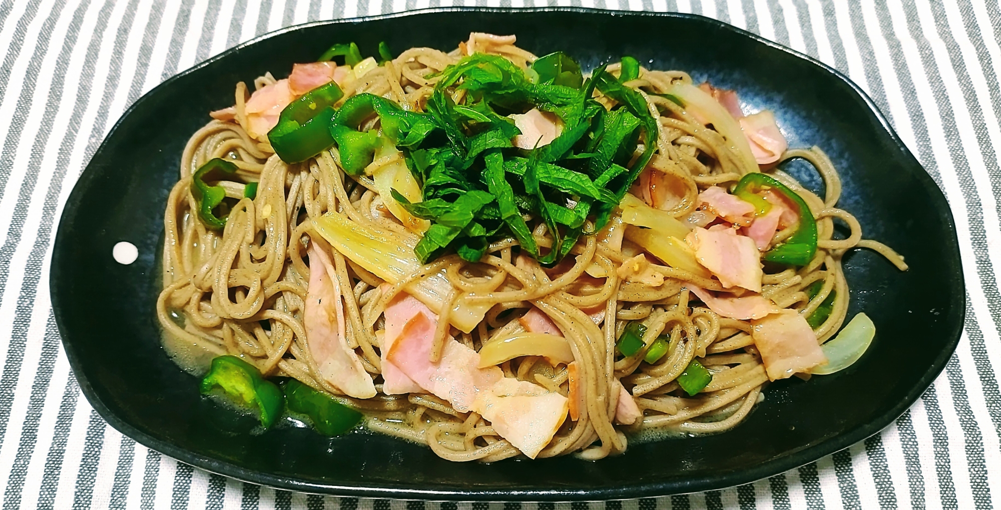 ベーコンと玉ねぎとピーマンで！バター醤油焼きそば！