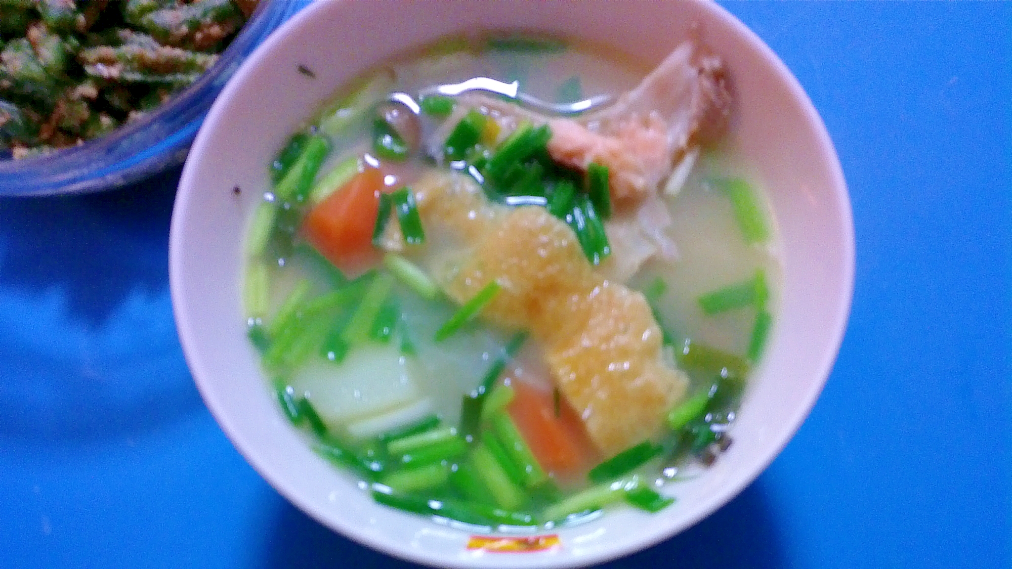 白い皿に盛り付けられた新巻鮭汁