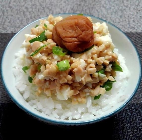 卵の白身とひきわり納豆刻み葱の梅干しのっけご飯