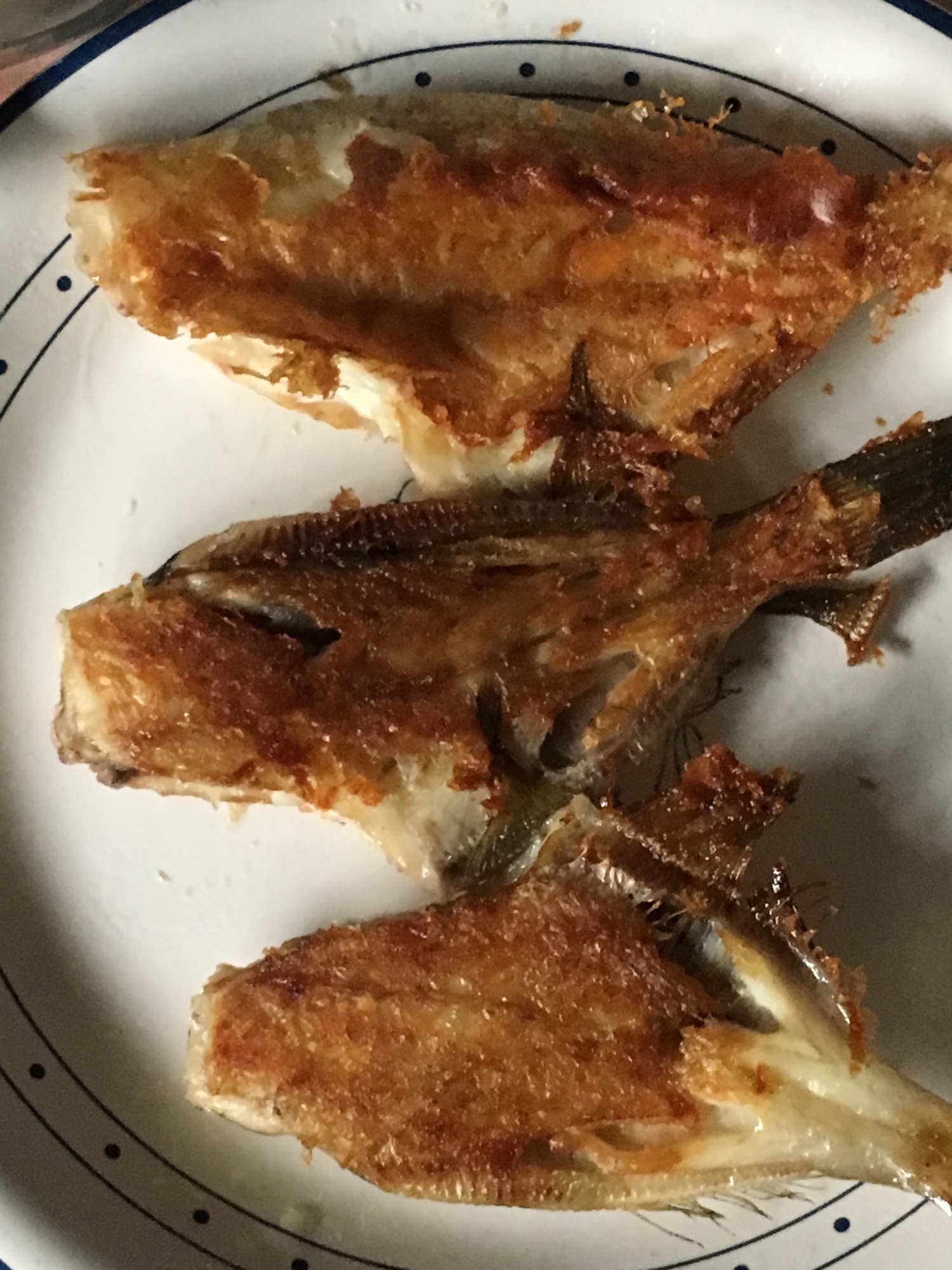 白い丸皿に盛り付けたカワハギのオリーブオイル焼き