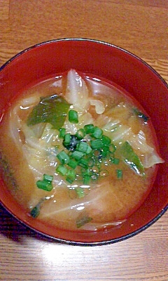 キャベツとワカメの味噌汁