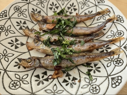 ししゃもが好きな旦那さまに。
マンネリ気味のししゃもが洋風に(^_^)/初めて生のバジルを使ってお料理しました♪美味しかったです!