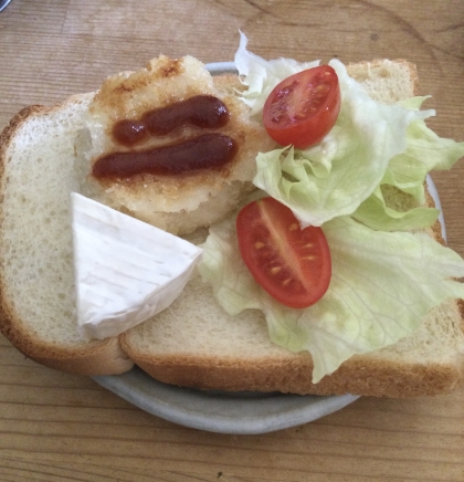ミニトマトとウィンナーのサンドイッチ