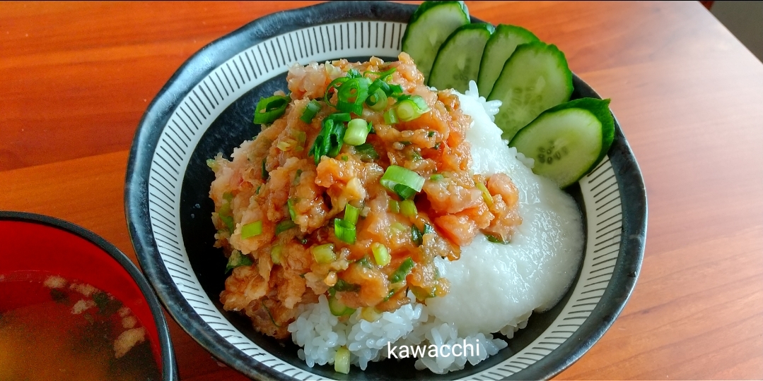 丼に盛られたとろろネギトロ丼