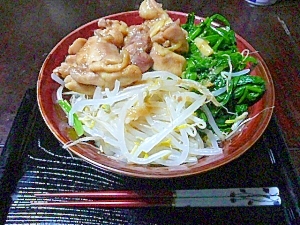 野菜もとれる　がっつり鶏丼