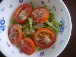 きゅうりとトマトの塩麹サラダ