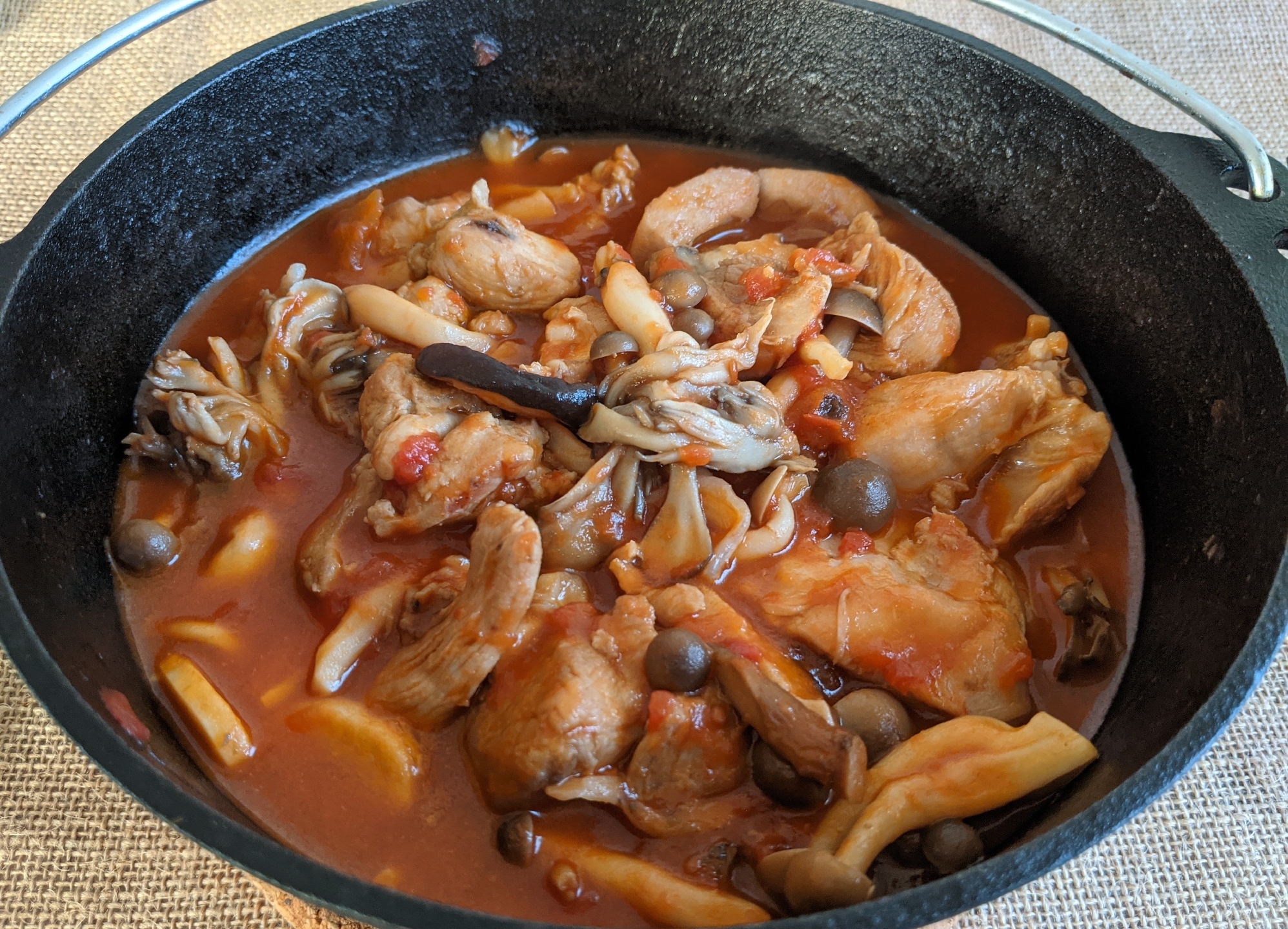 ダッチオーブンで調理！鶏肉ときのこのトマト煮☆