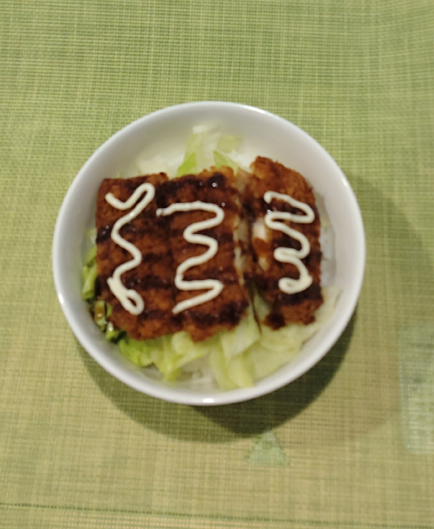 チキンカツとレタスのサラダどんぶり