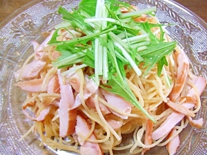 透明な皿に盛られたスモークチキンと水菜のパスタ