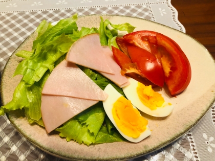 ゆで卵とトマトとベーコンのサラダ❣️