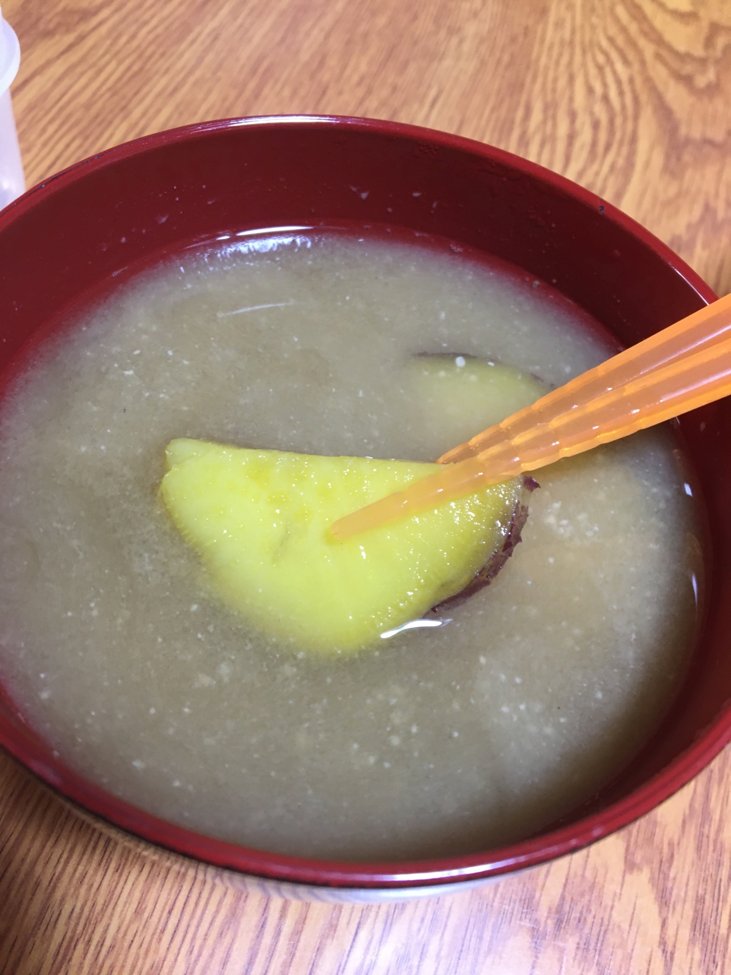 さつまいもの味噌汁(白味噌仕立て)