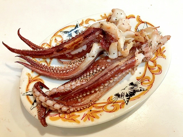 皿に盛られた、いかげその塩こしょう焼き