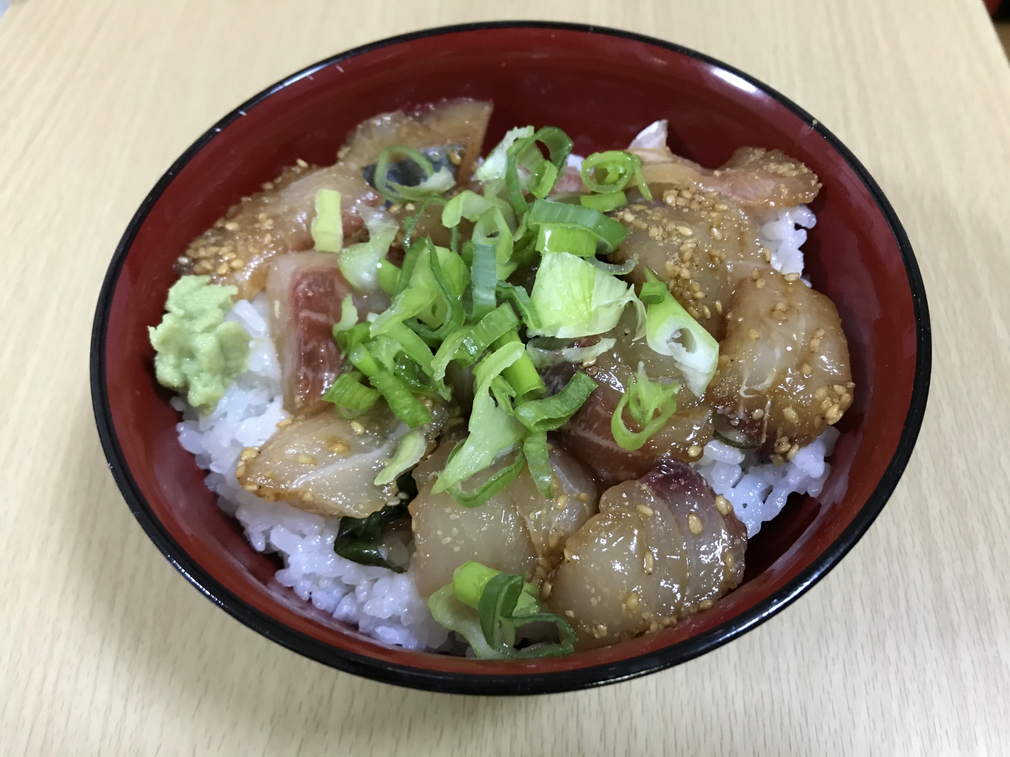 器に盛り付けたボラのごま風味漬け丼