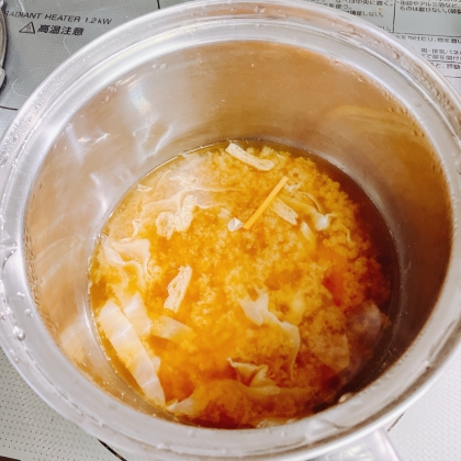 キャベツと油揚げと人参とネギのお味噌汁