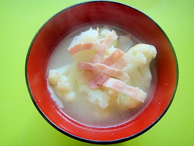 カリフラワーとベーコンの味噌汁