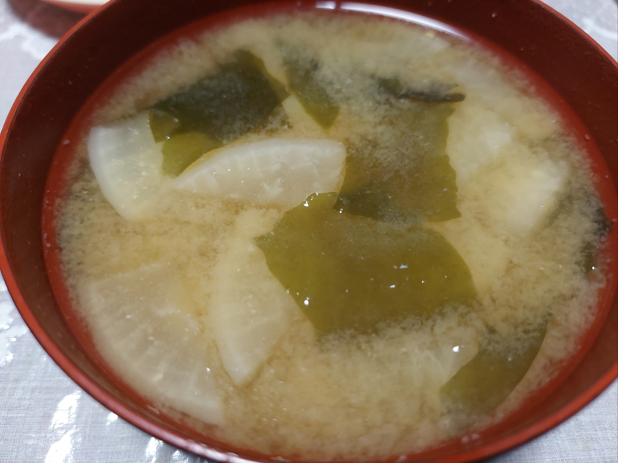 大根とわかめが入ったみそ汁