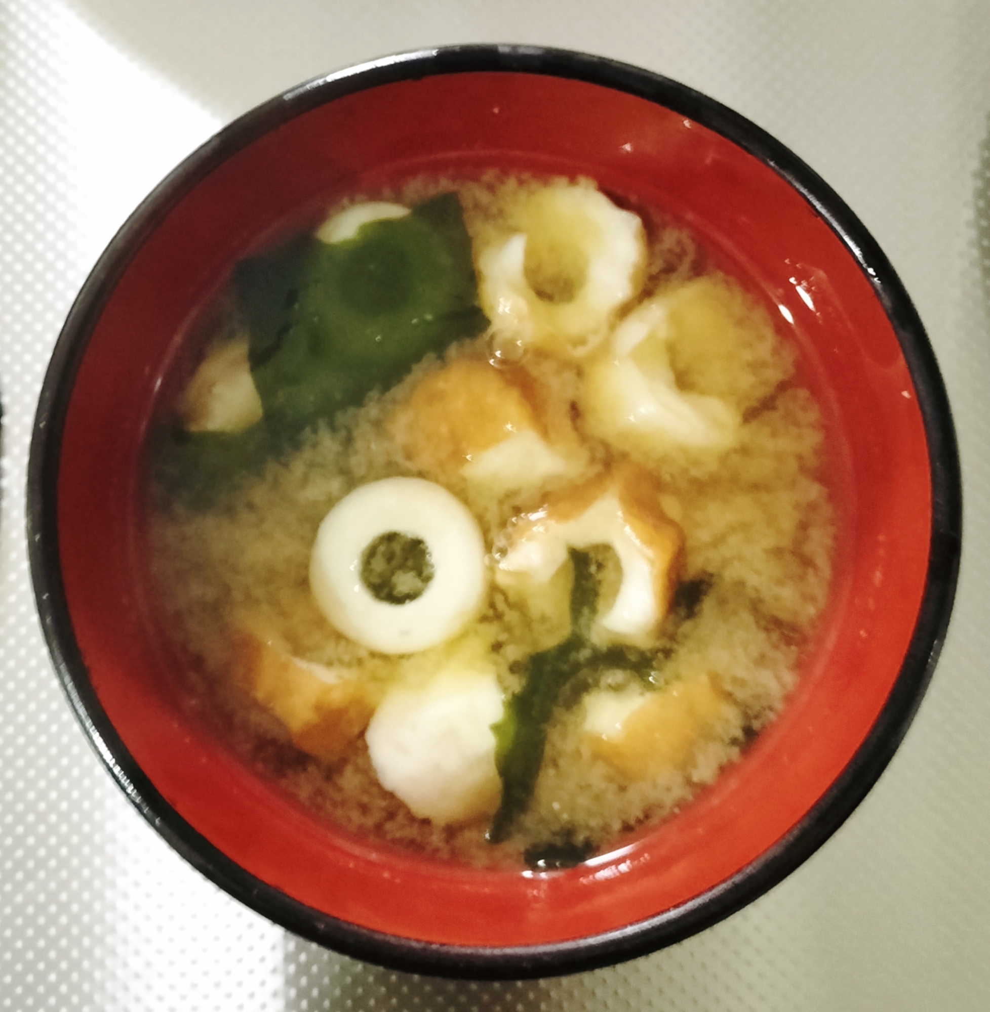 【具だくさん！】たっぷりちくわとワカメの味噌汁