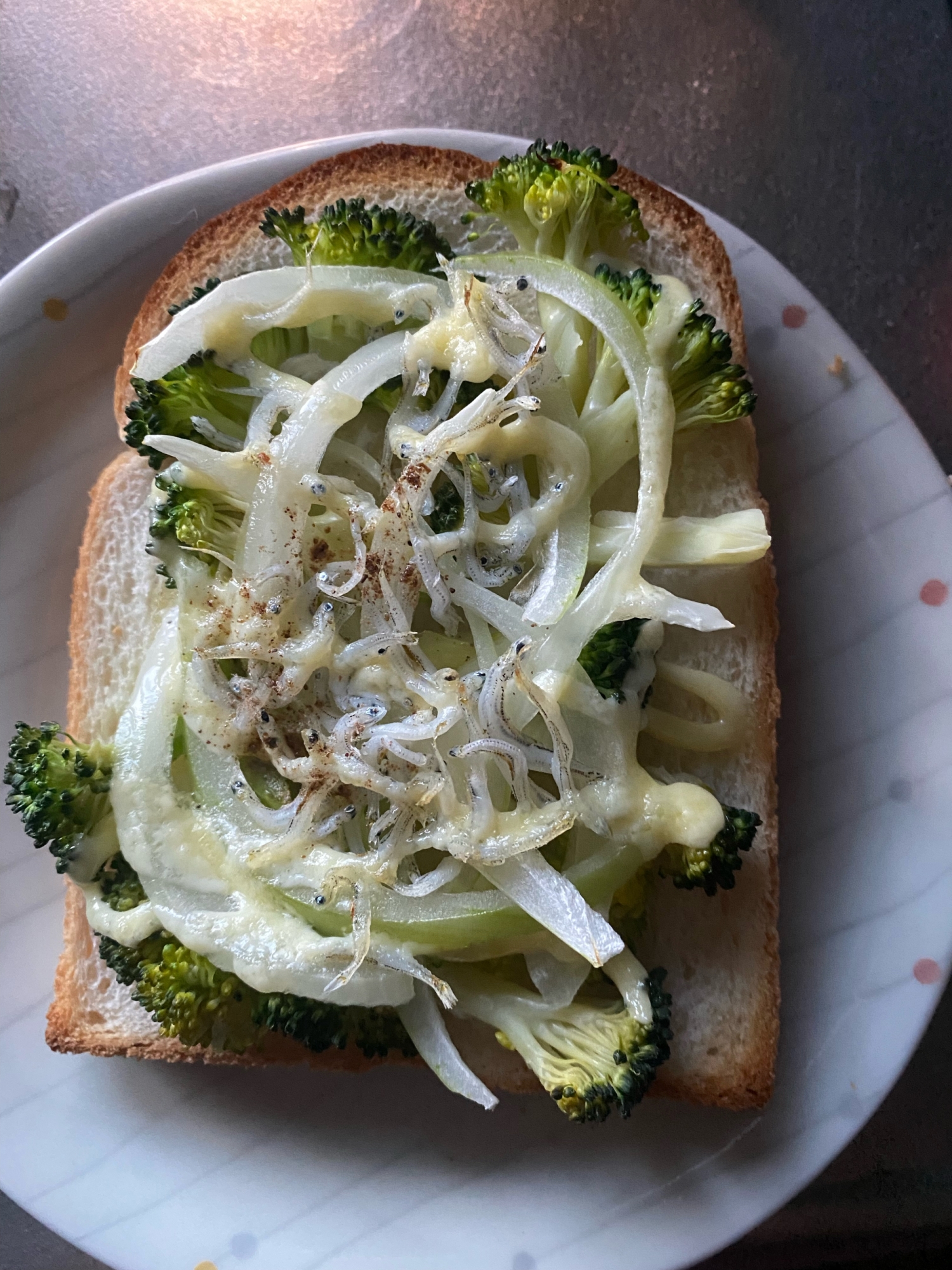 野菜しらすトースト