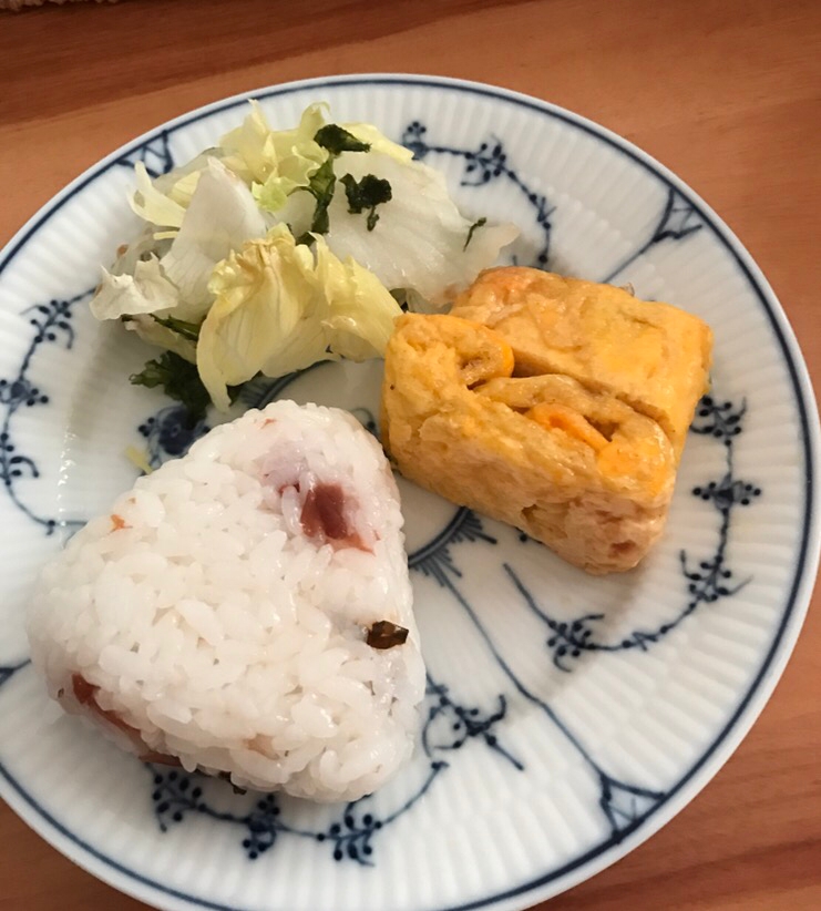 梅と塩昆布のおむすびの朝ごはんプレート